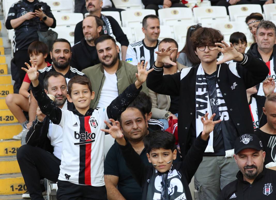 Beşiktaş Başakşehir maçı tribünlerinden muazzam kareler 37